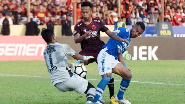 M. Rahmat mencetak tiga gol untuk Timnas Indonesia.