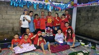 Hampir setiap hari Wendi menghiasi layar kaca Trans TV dalam program Brownis yang dipandunya. Saat waktu luang, Wendi kumpul bareng keluarga seperti ketika merayakan ulang tahun kakeknya. Foto: Instagram wendicagur