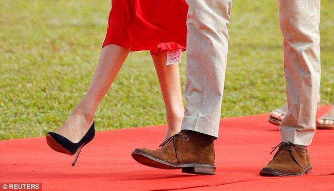 Meghan Markle mungkin tak sabar memakai gaun merah Self Potrait ini. Sampai-sampai, dia lupa menggunting tag harga yang ada di bagian dalam roknya. Foto: Reuters