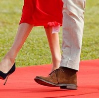 Ini bukan kali pertamanya busana Meghan mengalami malafungsi. Saat tiba di Tonga pekan lalu, Meghan tampak berjalan dengan label harga yang masih menggantung di gaun merahnya. (Foto: Reuters)