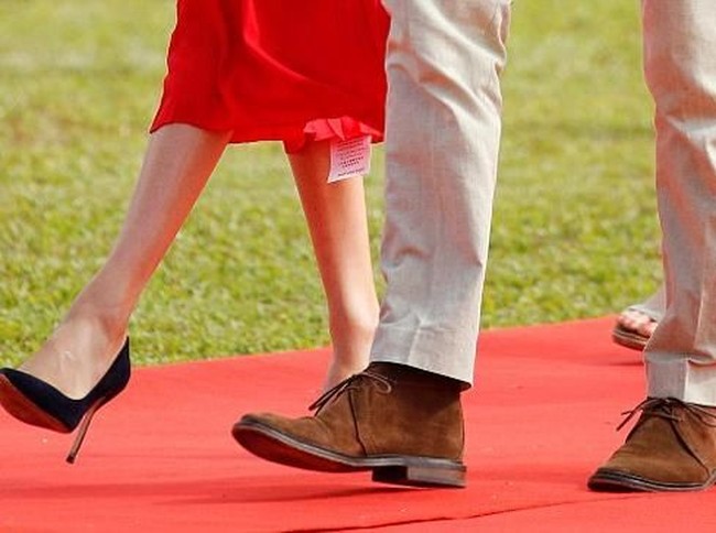 Ini bukan kali pertamanya busana Meghan mengalami malafungsi. Saat tiba di Tonga pekan lalu, Meghan tampak berjalan dengan label harga yang masih menggantung di gaun merahnya. (Foto: Reuters)