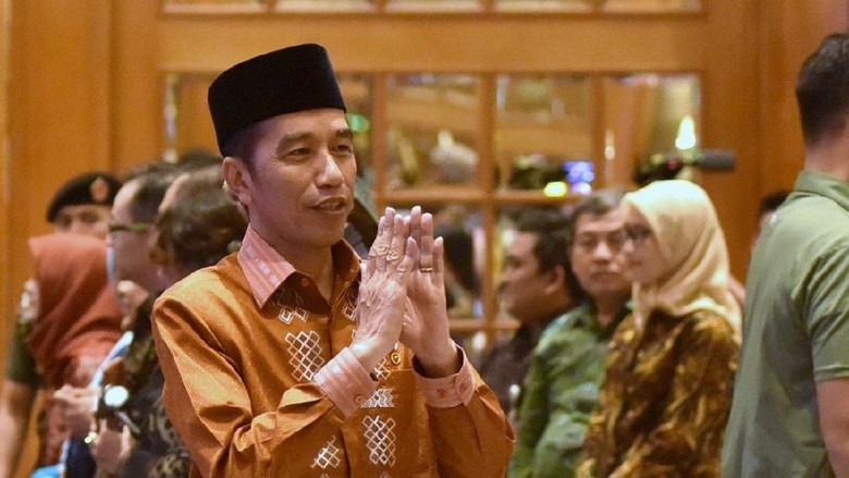 Hasil gambar untuk jokowi dapat gelar datuk