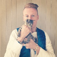 Penyanyi dan rapper Macklemore mengadopsi kucing belangnya, Cairo, dan merasa bahagia akan kehadiran teman berbulunya itu. Keputusan terbaik yang pernah aku buat... Semuanya ayo kenalan dengan Cairo, tulis Macklemore saat memamerkan foto kucingnya di Instagram. Foto: Instagram
