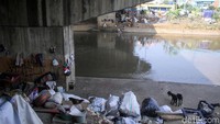 Warga menjalani aktivitas seperti biasanya di bawah kolong jembatan Tomang, Jakarta, Kamis (25/10/2018).