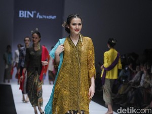 Indahnya Lambaian Kain Batik Sutra Karya Obin di Jakarta Fashion Week 2019