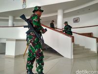 Pasukan TNI yang berjaga di Kantor Pemkab Mimika.
