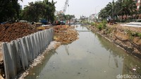 Pekerja memasang turap di Kali Sunter, Jakarta Utara.