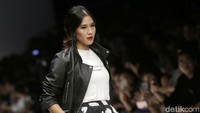 Gaya kece Dian Sastro membuat semua yang hadir terpana. Pool/Palevi S/detikFoto.
