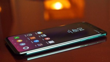 Xiaomi membenamkan Night Mode di Mi Mix 3 untuk mengambil foto long exposure secara handheld, serupa dengan yang digunakan Huawei di ponsel terbarunya. Xiaomi pun memamerkan perbandingan langsung antara foto yang dipotret menggunakan Mi Mix 3 dengan P20 Pro pada Night Mode. Foto: Pocket Lint