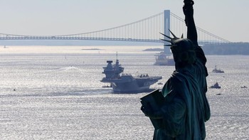 HMS Queen Elizabeth tampak di kejauhan, dilihat dari patung Liberty di New York. Foto: Getty Images