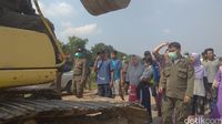 Emak-emak Karawang Hadang Alat Berat di Pembongkaran Bangli 