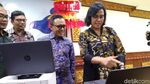 Gaya Sri Mulyani Bagi-bagi Ratusan Laptop Bekas IMF-WB Meeting
