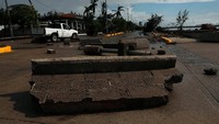 Jalan-jalan di dekat pusat kota bersejarah Mazatlan sangat sepi ketika saat hujan semakin kuat, dan meniup kencang pohon-pohon palem. Pusat konvensi utama kota itu ditunjuk sebagai tempat penampungan. Sebanyak 182 orang mengungsi disana untuk mencari keselamatan. Henry Romero/Reuters.