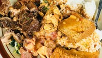 Di Salatiga wajib mampir ke warung Mbok Sabar. Sambal tumpang ditambah dengan koyor sapi yang kenyal lembut dan aneka lauknya. Hangat sedap! Foto : Instagram @ericoloveit