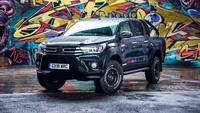 Selain itu perbedaan juga terlihat pada tampilan eksterior, seperti double hoop sports bar, lampu Vision X LED, Line-X bedliner. Perbedaan mencolok lainnya juga terlihat pada bagian warna yang ditawarkan, yakni Black Paintwork. Foto: Pool (autoevolution)