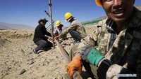Sejumlah pekerja tampak berada di lokasi pembangunan yang ada di tengah padang gurun. Pool/Xinhuanet.