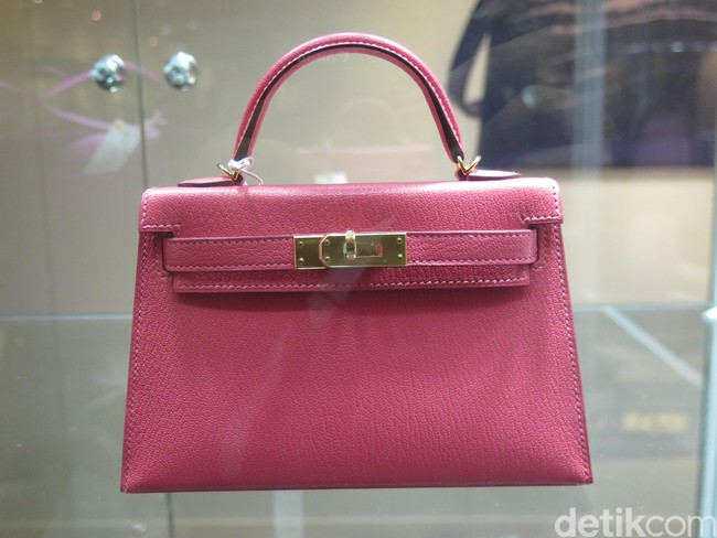 Rose Azalee Chevre Leather Mini Kelly 20 II with Gold Hardware berikut tampil feminin sekaligus elegan. Item keluaran 2017 yang merupakan tas Mini Kelly generasi kedua tersebut diprediksi terjual mulai $7500 (Rp 113 jutaan) hingga $10 ribu (Rp 151 jutaan). Foto: Rahmi/Wolipop