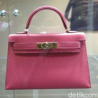 Rose Azalee Chevre Leather Mini Kelly 20 II with Gold Hardware berikut tampil feminin sekaligus elegan. Item keluaran 2017 yang merupakan tas Mini Kelly generasi kedua tersebut diprediksi terjual mulai $7500 (Rp 113 jutaan) hingga $10 ribu (Rp 151 jutaan). Foto: Rahmi/Wolipop