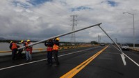 Sejumlah pekerja pun mulai dikerahkan untuk memperbaiki sejumlah infrastruktur yang rusak akibat dihantam badai pasca Badai Willa menerjang wilayah pesisir Meksiko. Henry Romero/Reuters.