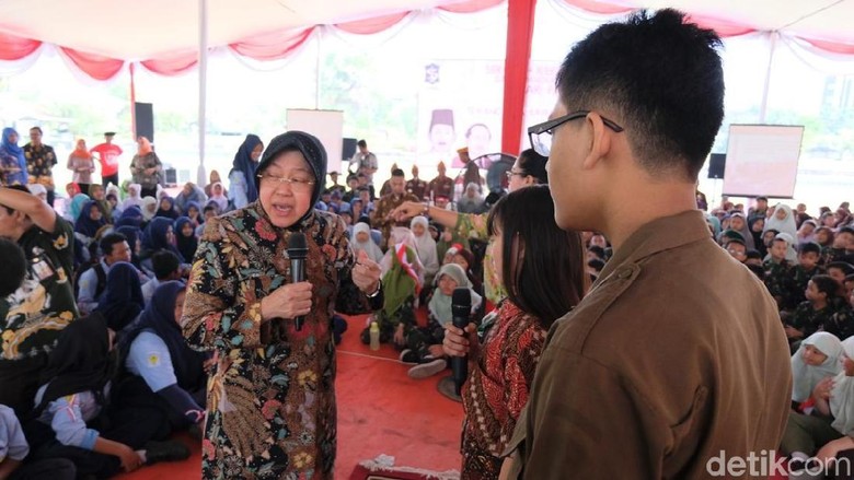 Risma Peringatkan Pelajar di Surabaya Tak Terjajah Gadget dan Game Risma Peringatkan Pelajar di Surabaya Tak Terjajah Gadget dan Game