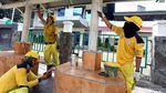 Aksi Pasukan Kuning Bersihkan Halte Melawai