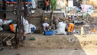 Mereka tak segan menjalani aktivitas meski terlihat dari pinggiran jalan oleh orang yang lalu lalang disana.