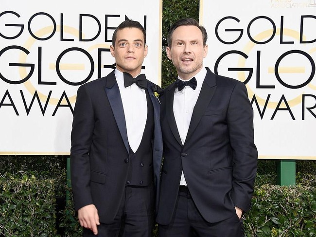 Eksistensi Rami Malek sebagai aktor semakin disegani saat menjadi bintang utama untuk serial Mr. Robot. Tampak di foto, Rami menghadiri Golden Globe Awards 2016 bersama lawan mainnya, aktor Christian Slater, di serail tersebut. Berkat perannya itu, ia dua kali dinominasikan di ajang Golden Globes. (Foto: Getty Images)
