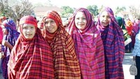 Masyarakat Suku Mbojo dari dulu sudah mengenal hijab. Pawai Rimpu Colo atau alat hijab yang dikreasikan dari kain sarung. Rimpu colo biasanya mode hijab bagi wanita bersuami. (dok. Dinas Pariwisata Bima)