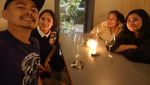 8 Momen Seru Wendi Cagur Saat Nongkrong Plus Ngemil Bareng Temannya