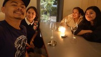 Sudah 8 tahun Wendi jalani bahtera rumah tangga bersama Ayu Natasha. Mereka selalu terlihat harmonis seperti saat makan malam bersama teman-temannya. Foto: Instagram wendicagur