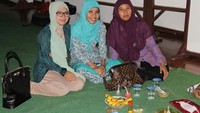  Sosoknya terlihat sederhana. Mengenakan kerudung berwarna hijau kalem, ia terlihat melahap es buah, kolak hingga buah pisang bulan Ramadan tahun 2013. Foto: Facebook Sitii Haniatunnisa
