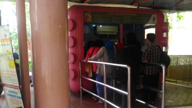 Pengunjung menaiki skylift di TMII.