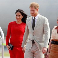 Tur kenegaraan Pangeran Harry dan Meghan Markle ke benua Australia dan sekitarnya berlanjut di Tonga. Sejoli yang menikah pada Mei lalu ini tiba di ibukota Tonga, Nukualofa, Kamis (25/10/2018) siang, waktu setempat.