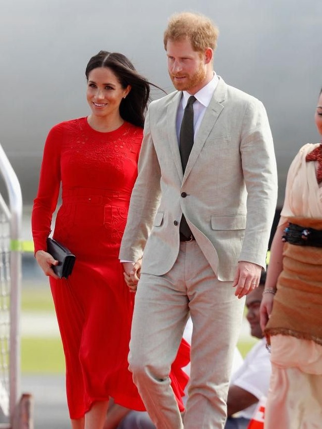 Tur kenegaraan Pangeran Harry dan Meghan Markle ke benua Australia dan sekitarnya berlanjut di Tonga. Sejoli yang menikah pada Mei lalu ini tiba di ibukota Tonga, Nukualofa, Kamis (25/10/2018) siang, waktu setempat.