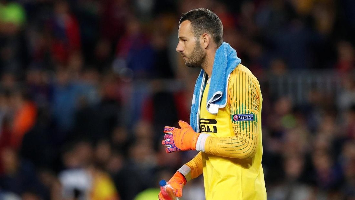 Samir Handanovic membuat sembilan penyelamatan melawan Barcelona. (Foto: Albert Gea/Reuters)