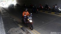 Aksi ini dilakukan demi mempersingkat waktu dan jarak tempuh ke Stasiun Manggarai.