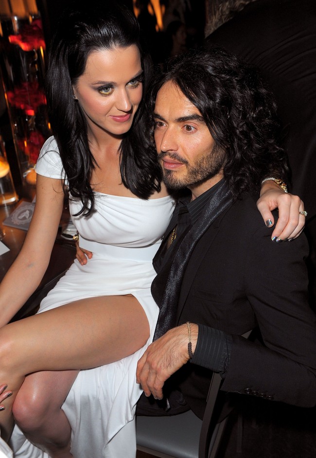 Katy Perry dan Russell Brand bercerai setelah 14 bulan menikah. Mirisnya, Katy diceraikan hanya melalui SMS. “Dia SMS saya dan bilang dia mau menceraikan saya pada 31 Desember 2011. Foto: Jason Merritt/Getty Images
