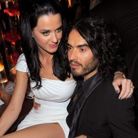 Katy Perry dan Russell Brand bercerai setelah 14 bulan menikah. Mirisnya, Katy diceraikan hanya melalui SMS. “Dia SMS saya dan bilang dia mau menceraikan saya pada 31 Desember 2011. Foto: Jason Merritt/Getty Images