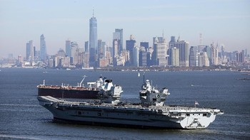 HMS Queen Elizabeth dengan latar belakang pemandangan kota New York. Ia membawa 1.500 pelaut. Foto: Reuters