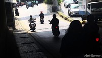 Beberapa pengendara bahkan tidak memakai helm saat melintas.