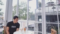 Pria asli Bandung ini bukan hanya jago mengolah data pemerintahan tapi juga ia jago nyanyi dan jadi membawakan acara. Terbukti Junna bahkan sudah merilis single yang berjudul Selamanya. Foto: Instagram Junna Aditya