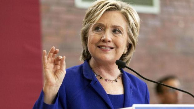 U.S. Democratic presidential candidate Hillary Clinton speaks in the gymnasium of Moulton Elementary School in Des Moines, Iowa, September 22, 2015. REUTERS/Brian C. Frank