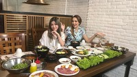 Bersama YouTuber Michi Momo, Reisa dan Momo menyambangi restoran khas Korea. Untuk menikmati Korean BBQ, duh jadi lapar, ya? Foto: Instagram @reisabrotoasmoro