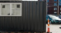 Katz Box, perusahaan yang lahir dari pola pikir Tobias Katz, opsi baru tempat tinggal berjalan berbentuk kontainer yang minimalis. Didirikan pada tahun 2017, tujuan Katz Box adalah desain yang disukai banyak orang dan harga yang sesuai. Katz Box juga bertujuan untuk menerapkan praktik bangunan ultra-efisien seperti energi terbarukan dan konservasi air. Tobias Katz/inhabitat.com