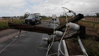 Rusaknya sejumlah infrastruktur dan bangunan milik warga maupun pemerintah membuat sejumlah aktivitas di Sinaloa dihentikan sementara hingga kondisi lebih aman dan kondusif. Henry Romero/Reuters.