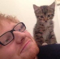 Ed Sheeran juga diketahui sebagai penyayang kucing. Dia memiliki kucing lucu yang diberi nama Boris. Foto: Instagram