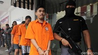 Dalam kasus ini, polisi menangkap tiga orang yaitu ER, AG, dan TM. Mereka masih berstatus sebagai mahasiswa di salah satu universitas di Jakarta.