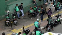 Para pengemudi berhenti dan mangkal di Jalan Palmerah Timur untuk menunggu orderan atau menunggu pelanggan.