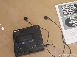 Ponsel OPPO Berbaur dengan Walkman, Nintendo Jadul, dan PS1