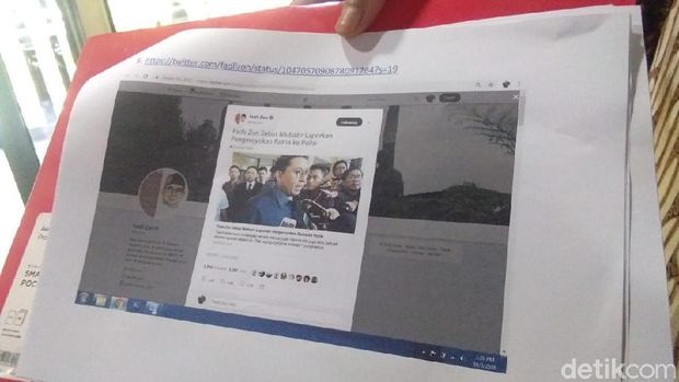 Jack menunjukkan screenshot yang merupakan barang bukti yang diserahkan ke polisi